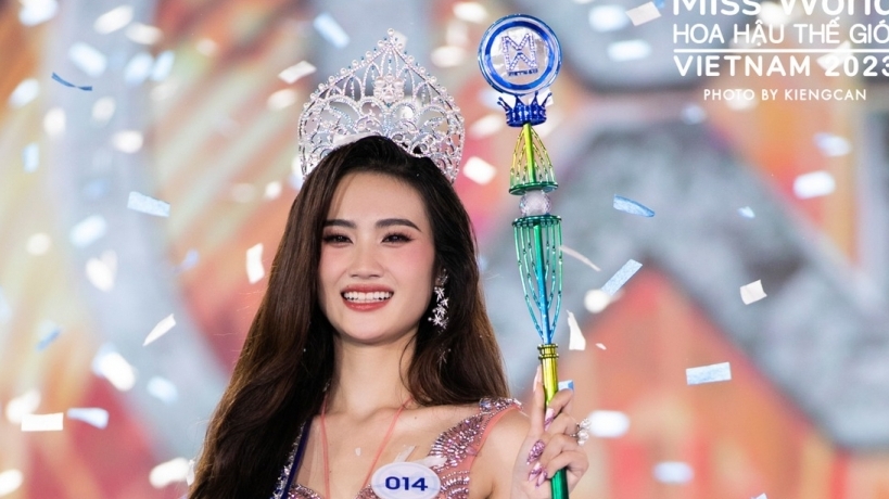 Tân Hoa hậu Thế giới Việt Nam Huỳnh Trần Ý Nhi tiết lộ "sốc" về bạn trai là mối tình đầu