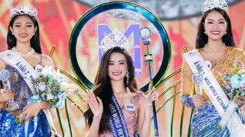 Bị nghi ngờ đăng quang do thế mạnh sân nhà, tân hoa hậu Huỳnh Trần Ý Nhi và  trưởng ban giám khảo trả lời ra sao?