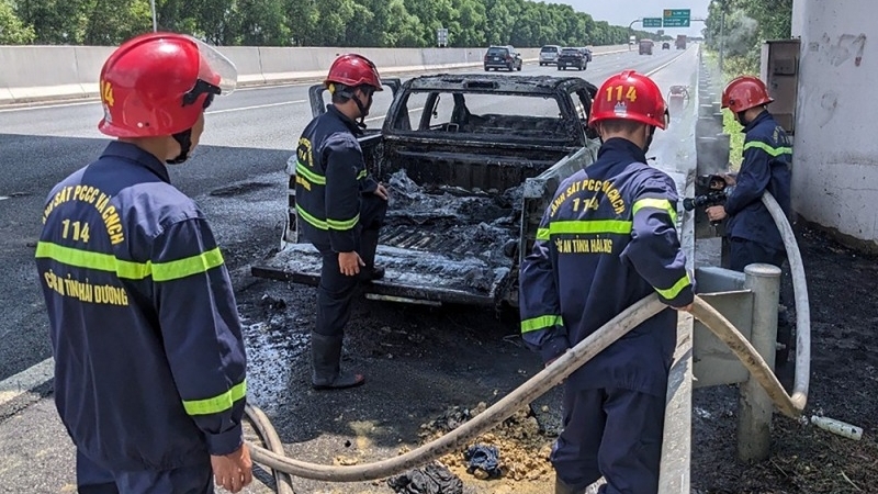 Ô tô đang chạy trên cao tốc Hà Nội - Hải Phòng bất ngờ bốc cháy dữ dội