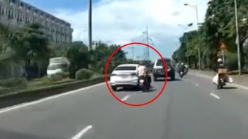 Công an Hà Nội truy tìm tài xế ô tô nghi cố tình chèn ngã người đi xe máy rồi bỏ chạy