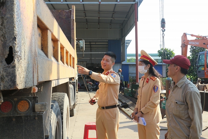 Lực lượng CSGT tập trung kiểm tra, xử lý phương tiện vi phạm chở hàng quá tải trọng, cơi nới thành, thùng