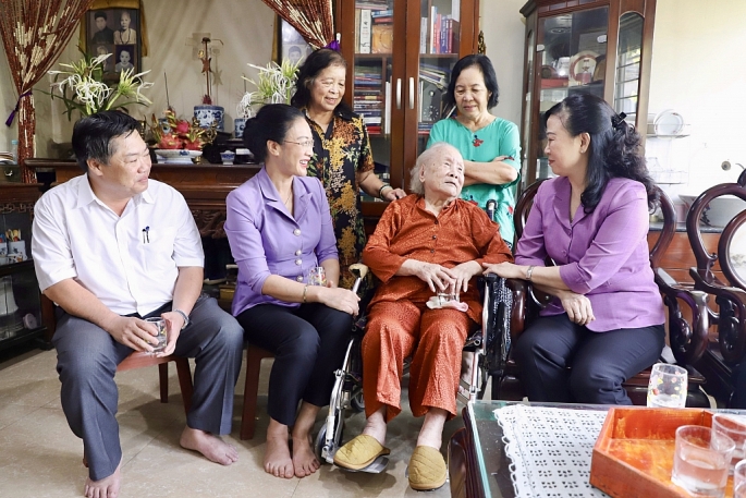 Lãnh đạo Bộ Y tế đến thăm và tri ân gia đình liệt sĩ, bác sĩ Đặng Thuỳ Trâm