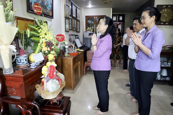 Lãnh đạo Bộ Y tế đến thăm và tri ân gia đình liệt sĩ, bác sĩ Đặng Thuỳ Trâm