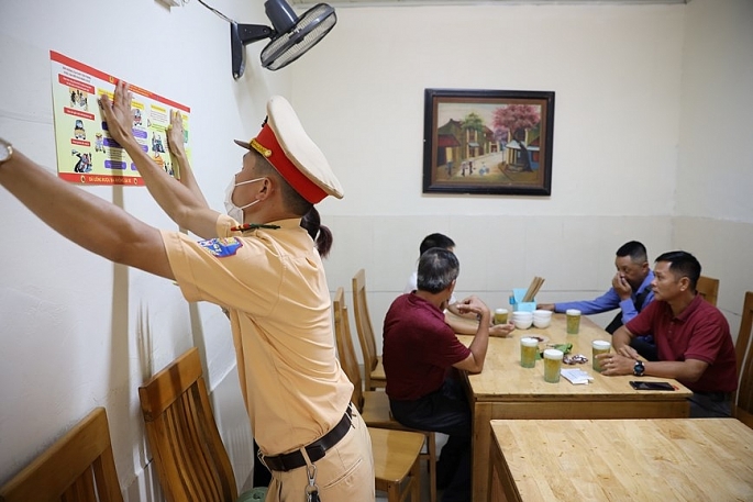 Hà Nội: CSGT tới các quán nhậu tuyên truyền “Đã uống rượu bia không lái xe“