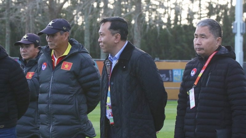 Chủ tịch Liên đoàn Bóng đá Việt Nam động viên các nữ cầu thủ trước trận gặp Bồ Đào Nha