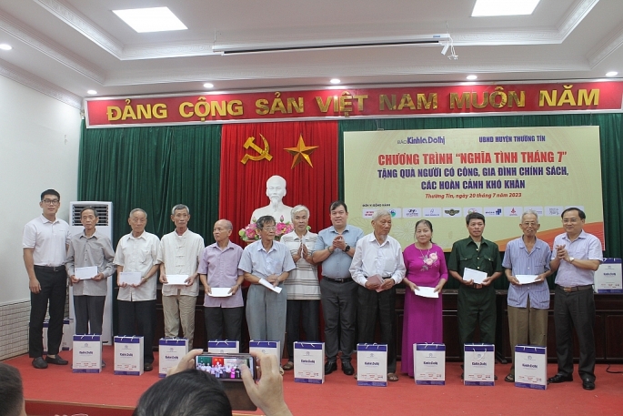 Báo KT&ĐT trao quà cho Mẹ Việt Nam anh hùng, các thương, bệnh binh nặng, người hoạt động kháng chiến bị nhiễm chất độc hoá học ở huyện Phú Xuyên (Ảnh: Duy Anh)