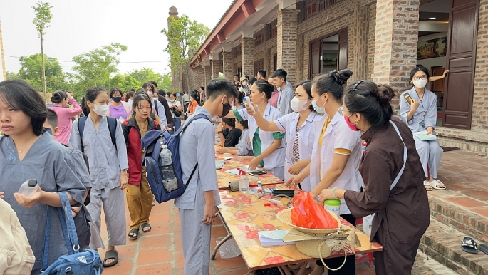 Chùa Phúc Lâm tổ chức khám sàng lọc cho các tu sinh trước khi tham dự “Khóa tu mùa hè”. Ảnh Diệu Hương