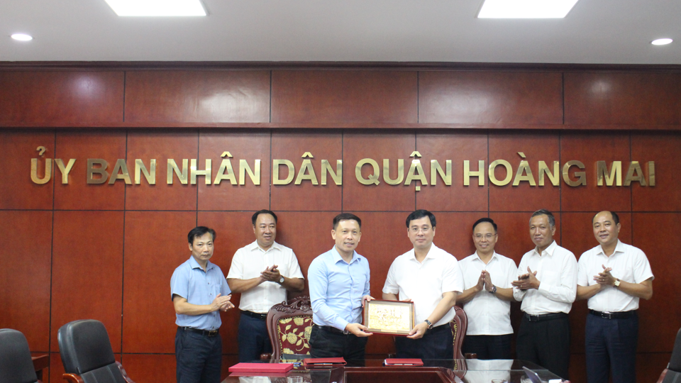 Báo Kinh tế & Đô thị ký kết chương trình phối hợp với quận Hoàng Mai