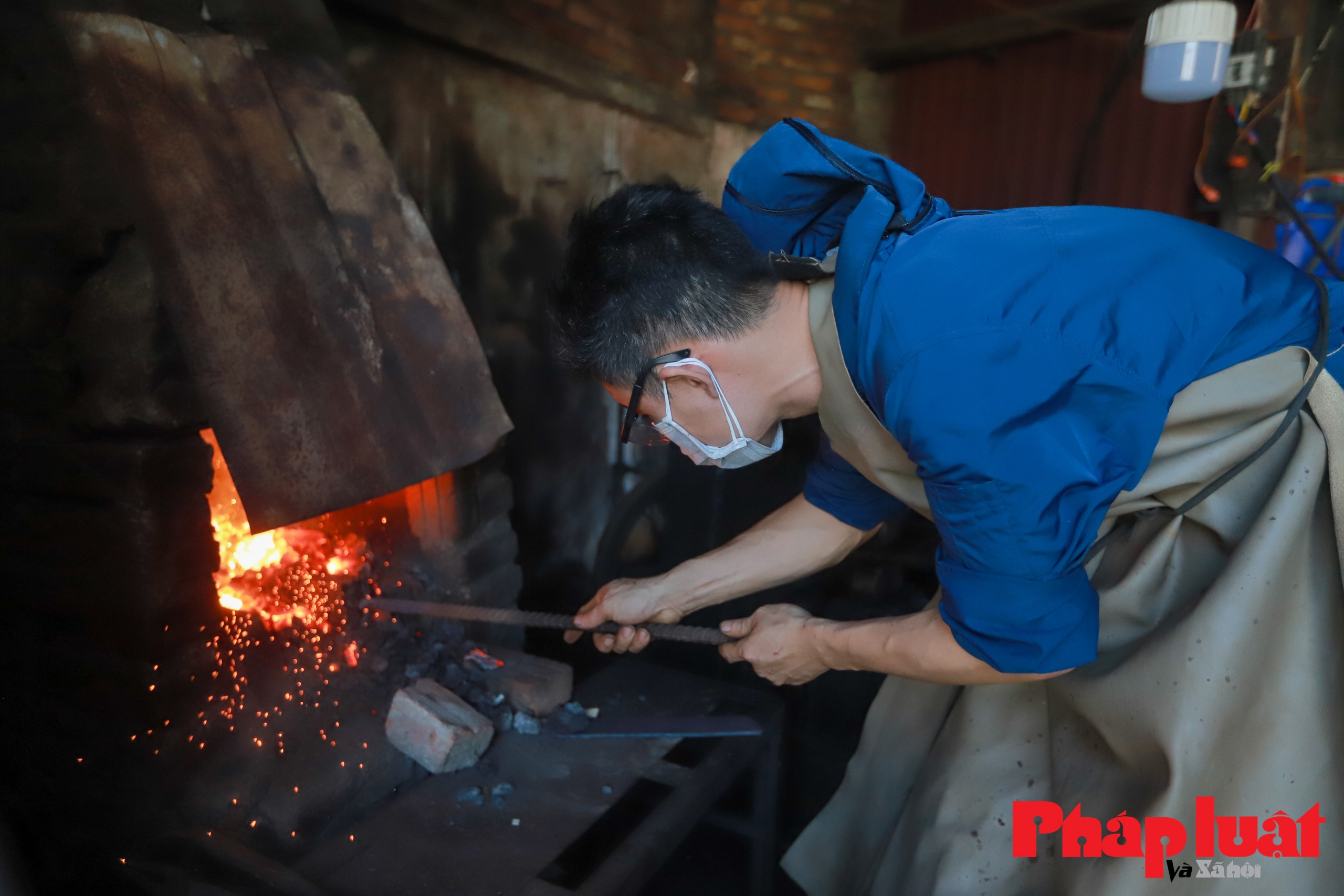 Khởi nghiệp tuổi trung niên, vợ chồng người Hà Nội làm chủ công nghệ sản xuất loại thép huyền thoại