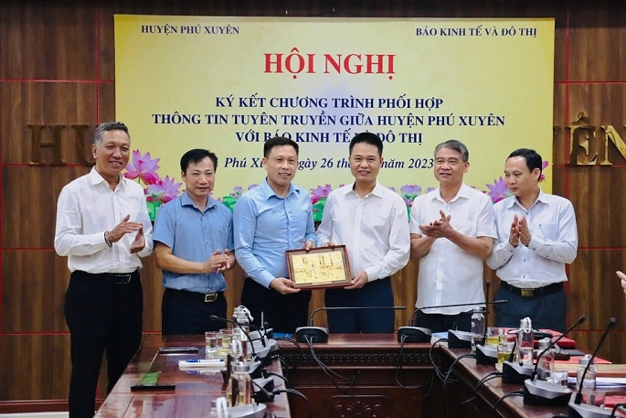 Báo Kinh tế & Đô thị ký kết chương trình phối hợp thông tin, tuyên truyền với huyện Phú Xuyên