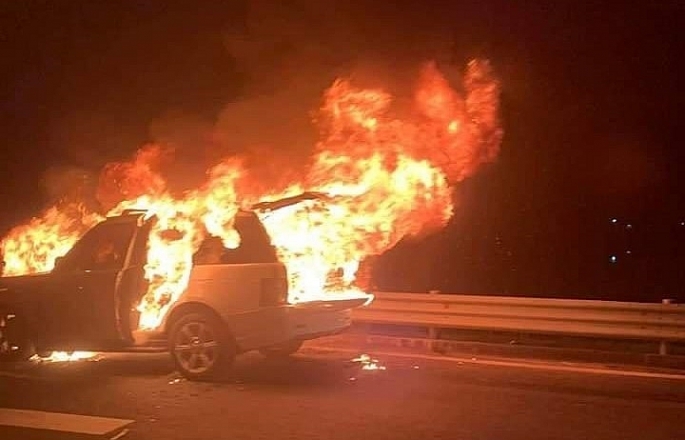 Xe ô tô Range Rover bốc cháy trơ khung trên cao tốc Hạ Long - Hải Phòng