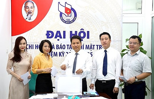  Các đại biểu bỏ phiếu bầu Ban Thư ký Chi hội.