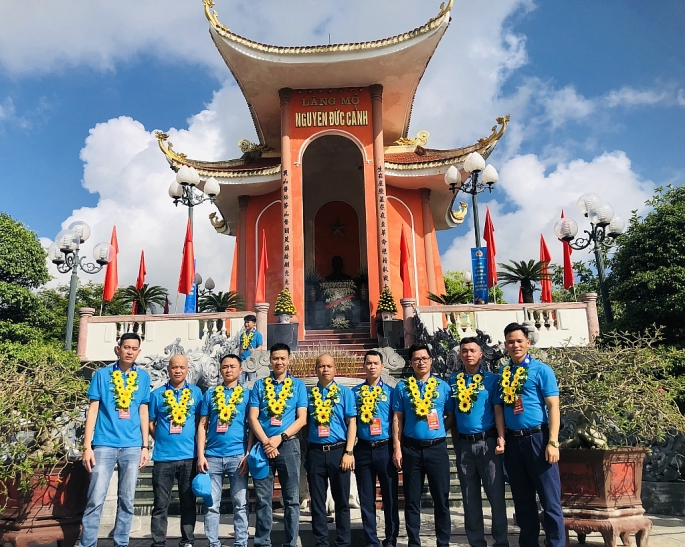 9 công nhân tiêu biểu, xuất sắc của TP Hà Nội tham gia hoạt động dâng hương do Tổng LĐLĐ Việt Nam tổ chức            Ảnh: LĐLĐ TP Hà Nội