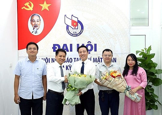 Ban Thư ký Chi hội Nhà báo Tạp chí Mặt trận mới ra mắt Đại hội.