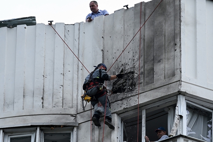 Dấu vết va chạm trên tường tòa chung cư bị UAV tấn công ở Moscow. (Ảnh: AFP)