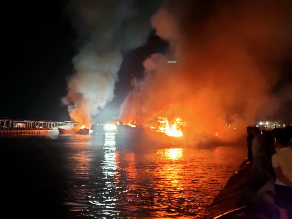 Nghệ An: Nhiều tàu đánh cá bất ngờ bốc cháy dữ dội khi đang neo đậu ở cảng
