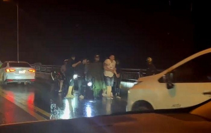 Lực lượng công an bắt giữ 31 thanh niên trên cầu Rạch Miễu. Ảnh: Thảo Vy.