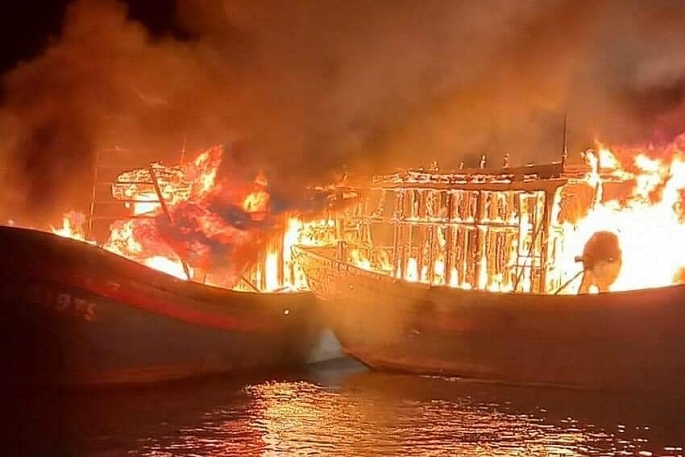 Nguyên nhân khiến 5 tàu cá tại cảng Lạch Quèn bốc cháy trong đêm bươca đầu được xác định là do chập điện xảy râchys từ1 tàu cá sau cháy lan sang các tàu cá khác