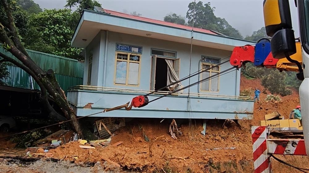 Nạn nhân được tìm thấy phía sau trái căn nhà trực chốt Cảnh sát giao thông đèo Bảo Lộc, nằm ở độ sâu gần 2m.