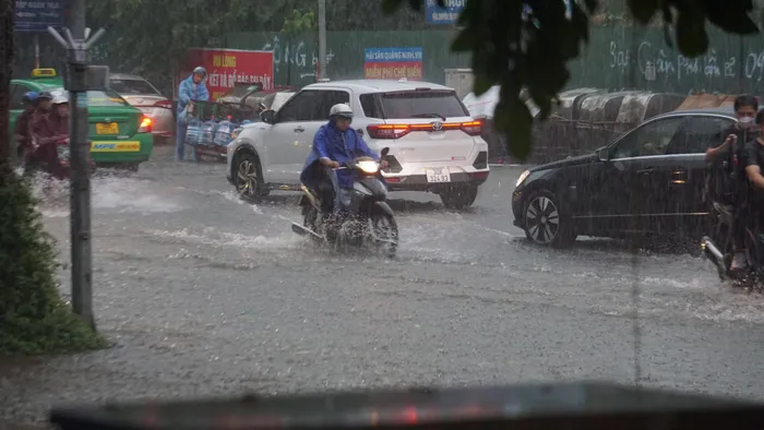 Chiều ngày 31/7, tại nhiều khu vực trên địa bàn TP Hà Nội bất ngờ đổ mưa lớn