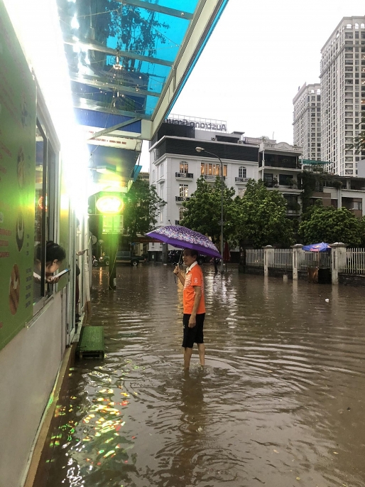 Hà Nội mưa trắng trời, xe cộ "vật lộn" trong nước