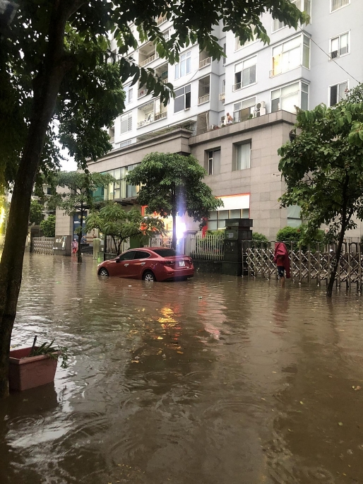 Hà Nội mưa trắng trời, xe cộ "vật lộn" trong nước