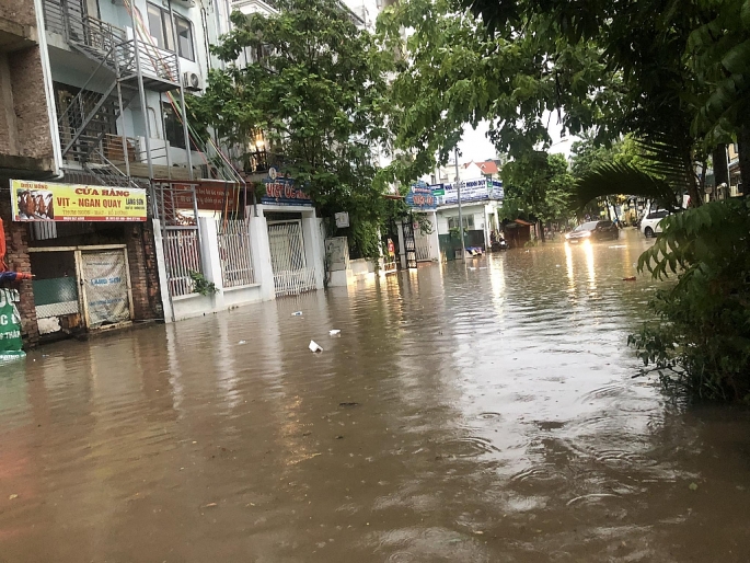 Hà Nội mưa trắng trời, xe cộ "vật lộn" trong nước