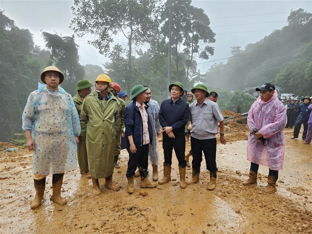 Phó Thủ tướng Chính phủ Trần Lưu Quang chỉ đạo công tác cứu nạn, cứu hộ tại hiện trường.