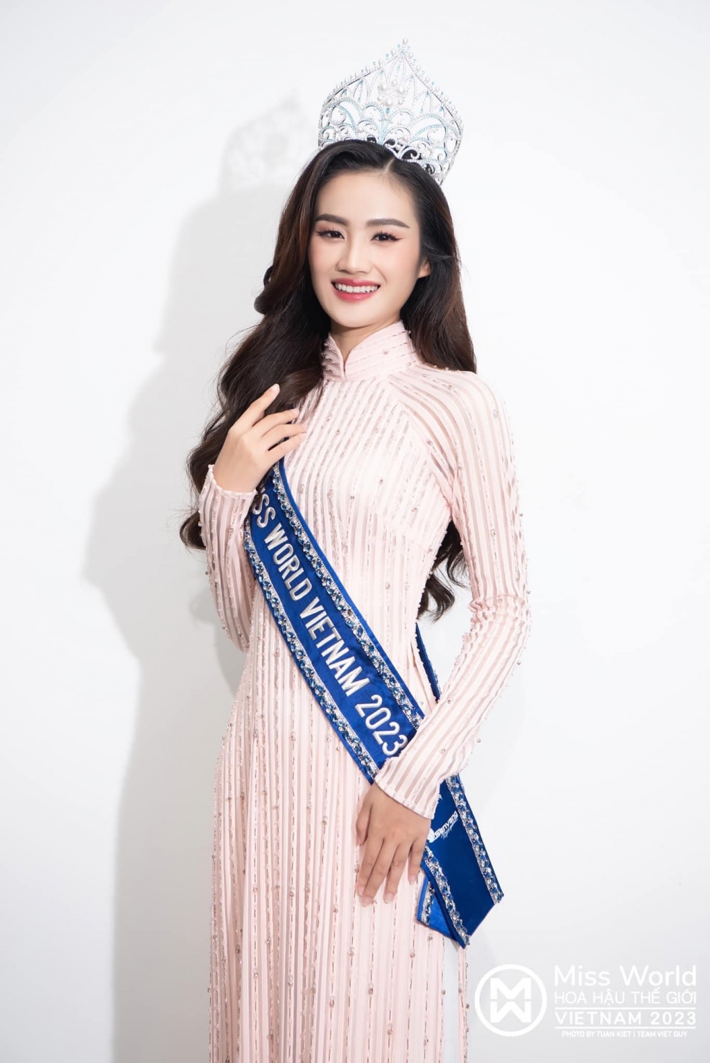Trước làn sóng đòi tước vương miện Hoa hậu Ý Nhi từ cộng đồng anti-fan, Trưởng BTC Miss World Vietnam 2023 hai lần xin lỗi khán giả