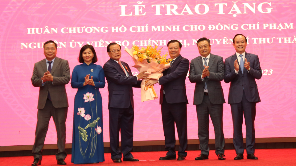 Lãnh đạo TP Hà Nội tặng hoa chúc mừng đồng chí Phạm Quang Nghị nhận Huân chương Hồ Chí Minh. Ảnh: Thanh Hải  