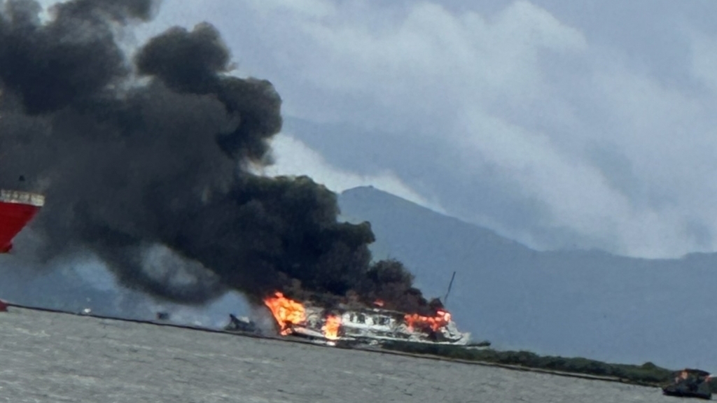 Cháy tàu du lịch trên biển Hải Phòng, 6 thuyền viên may mắn thoát nạn