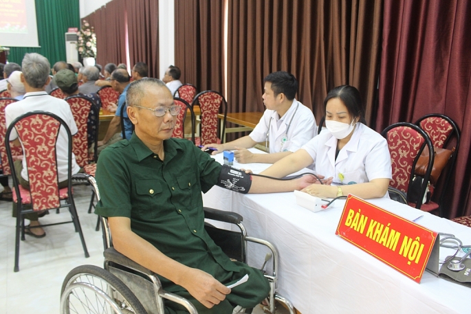 Các cựu binh được thăm khám sức khỏe khi tham gia đợt điều dưỡng tại Trung tâm Điều dưỡng người có công số II tại Hà Nội. Ảnh Mộc Miên