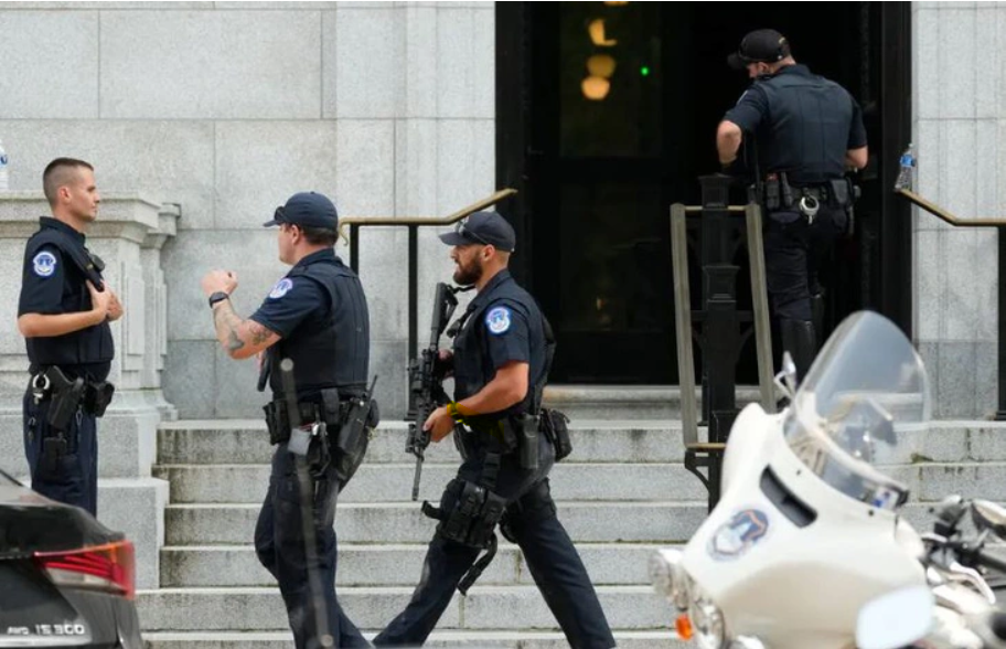 Mỹ phong tỏa, lục soát tòa nhà Thượng viện