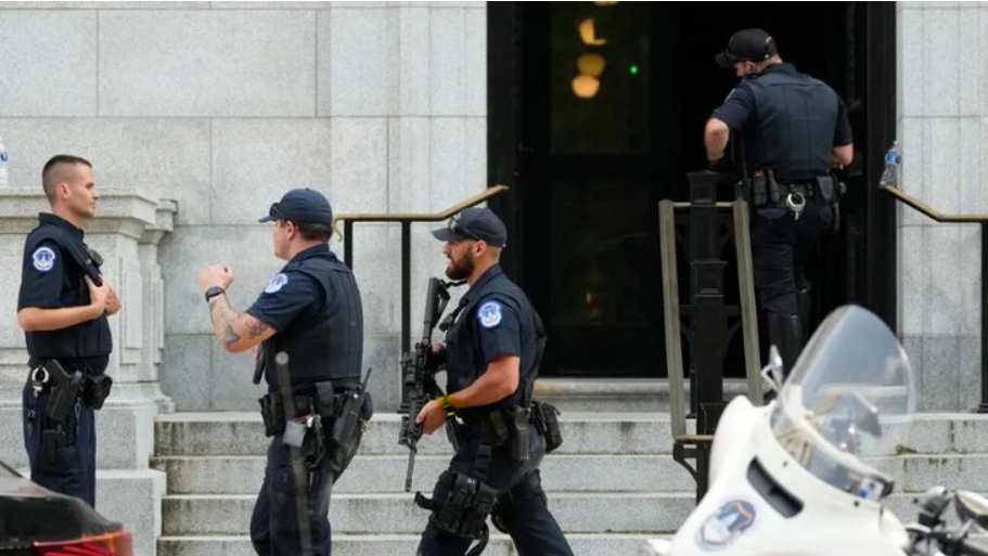 Mỹ phong tỏa, lục soát tòa nhà Thượng viện