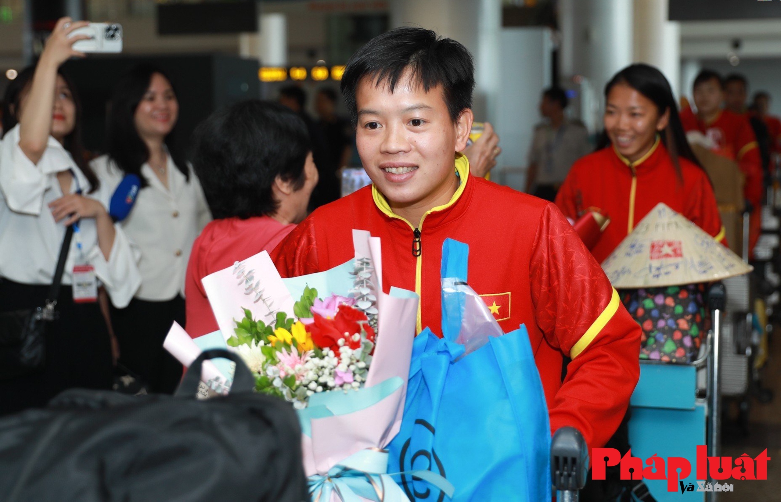Tuyển nữ Việt Nam được chào đón nồng nhiệt khi trở về từ World Cup