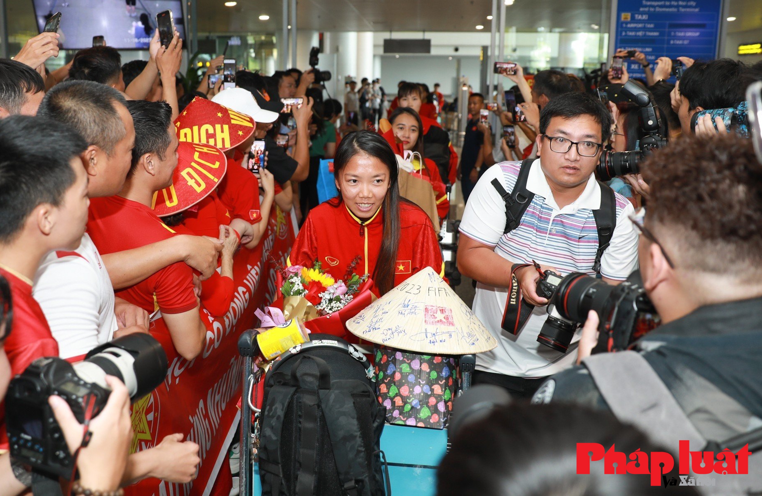 Tuyển nữ Việt Nam được chào đón nồng nhiệt khi trở về từ World Cup