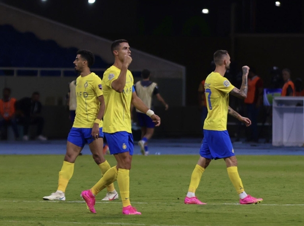 Ronaldo tỏa sáng đưa Al Nassr vào tứ kết Arab Champions Cup