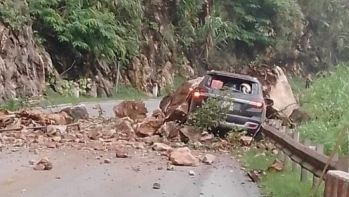 Đá trên núi cao bất ngờ lăn xuống, đè trúng ô tô có 4 người bên trong ở đèo Thung Khe