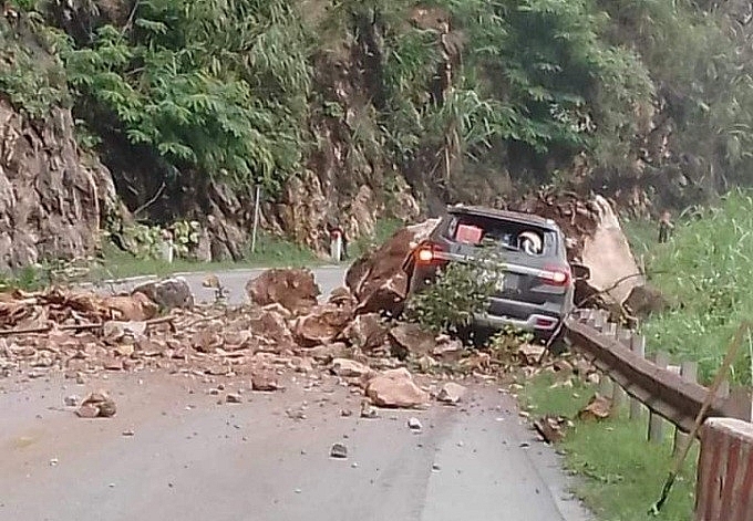 Đá trên núi cao bất ngờ lăn xuống, đè trúng ô tô có 4 người bên trong ở đèo Thung Khe