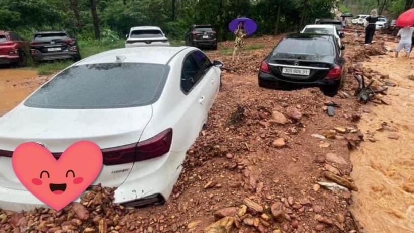 Hà Nội: Đất đá cuốn theo dòng chảy, nhiều xe ô tô không thể di chuyển ở Sóc Sơn