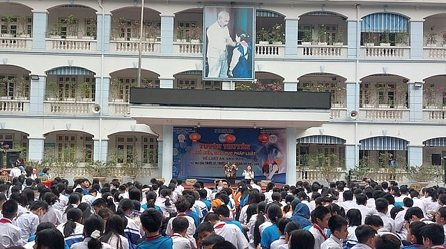 -	Trung tâm Trợ giúp pháp lý TP Hà Nội tuyên truyền pháp luật cho học sinh tại trường THCS Cổ Nhuế 2. Ảnh: Bạch Dương