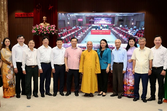 Bí thư Thành ủy Hà Nội Đinh Tiến Dũng và các đại biểu dự hội nghị.