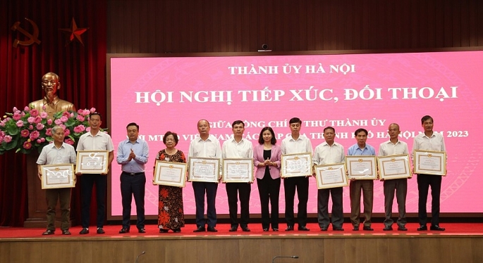 Phó Bí thư Thường trực Thành ủy Nguyễn Thị Tuyến và Chủ tịch UBND TP Trần Sỹ Thanh trao Bằng khen cho các cá nhân tiêu biểu.  