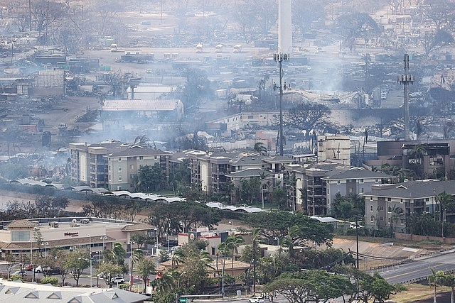 Khói bốc lên từ các đám cháy trong thị trấn Lahaina ngày 10.8  REUTERS
