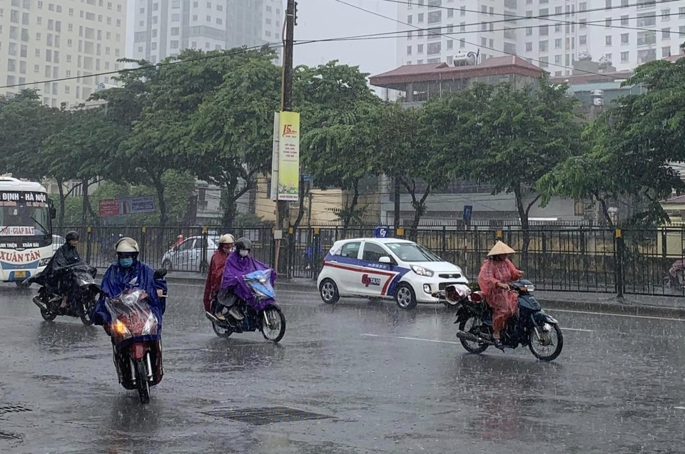 Hà Nội: Mưa như trút nước giữa trưa, nguy cơ ngập lụt nhiều tuyến phố ở nội thành