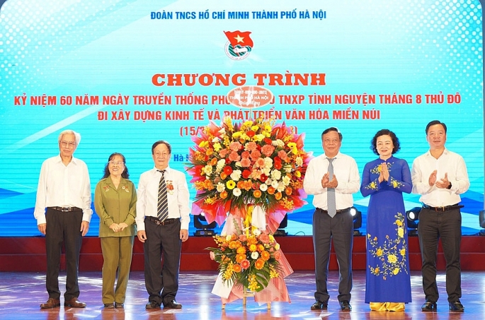 Lãnh đạo TP Hà Nội trao tặng lẵng hoa chúc mừng cựu TNXP tình nguyện Tháng 8 Thủ đô ảnh: Thủy Tiên