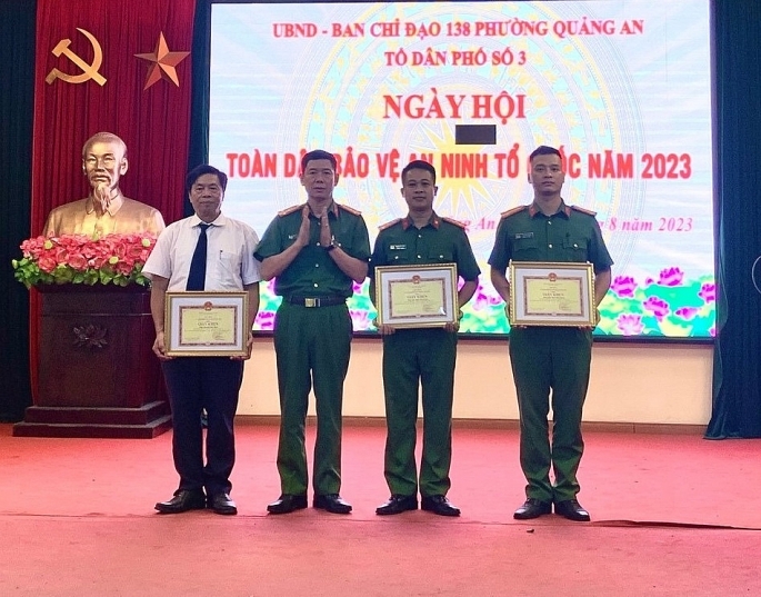 Các cá nhân, tập thể của phường Quảng An được biểu dương, khen thưởng trong phong trào bảo vệ an ninh Tổ quốc. Ảnh: Quận uỷ Tây hồ cung cấp.
