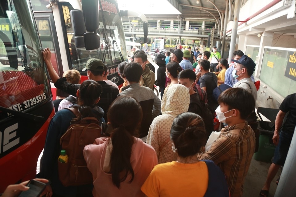 Người dân xếp hàng chờ lên xe từ đầu giờ chiều ở bến xe Nước Ngầm.