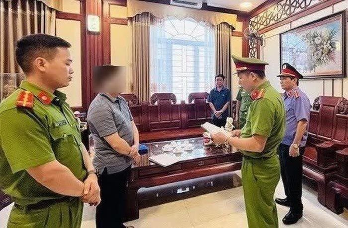 Cơ quan Cảnh sát điều tra tiến hành khám xét nơi làm việc của Bí thư huyện uỷ Như Thanh (ảnh CATH)