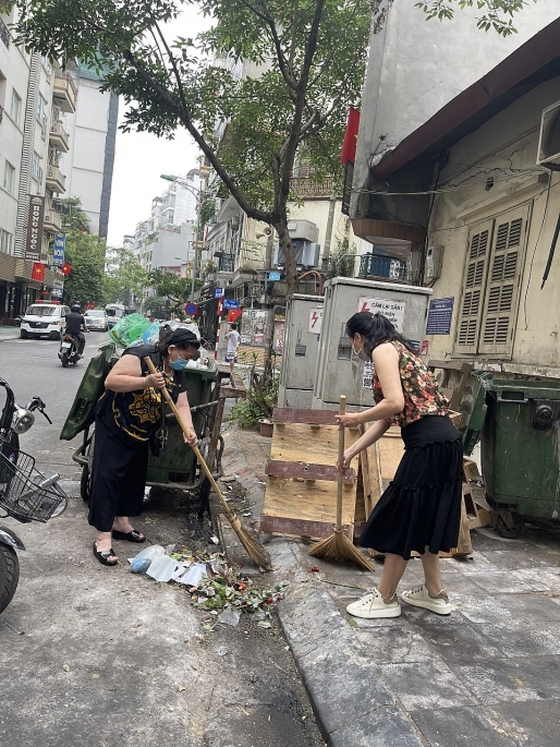 Chị hội phụ nữ phường Trúc Bạch chung tay dọn dẹp vệ sinh môi trường, tạo cảnh quanh khu phố. Ảnh M.Miên